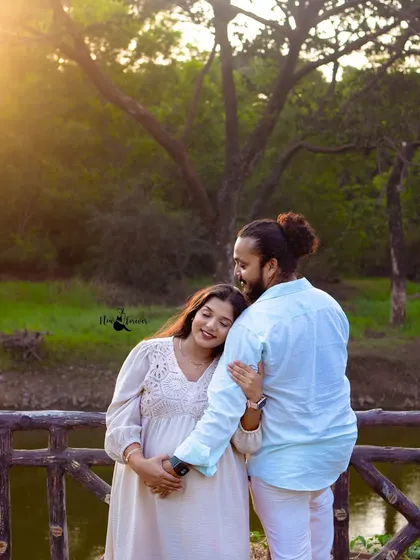 A tender embrace from behind. This pose is so full of warmth and protection, perfectly capturing the love between the couple in a beautiful natural setting.