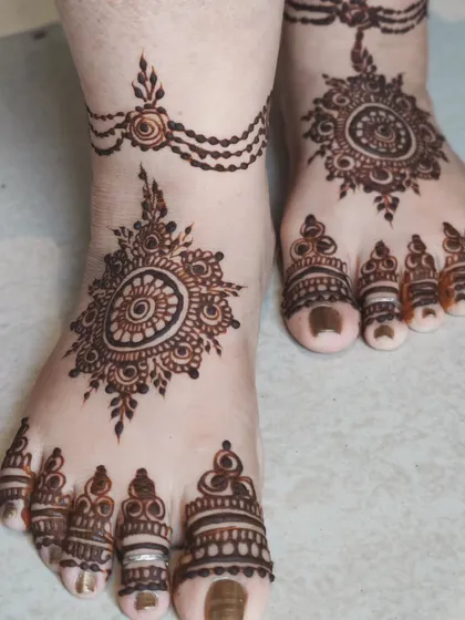A simple yet beautiful foot design. It features a central mandala on the top of the foot and a delicate chain pattern around the ankle.