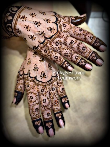 A delicate and intricate floral jaal pattern. This style is very popular for its elegance and detailed look.