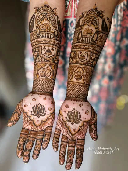 This is a classic Maharashtrian bridal design, rich with traditional motifs. It features auspicious symbols like elephants in a procession, a sacred kalash, and beautiful lotus patterns on the palms for a truly timeless look.