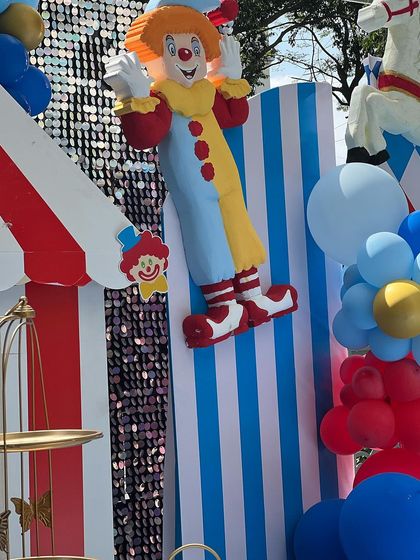 A close-up of the cheerful clown prop from our carnival-themed party. Every detail, from the striped backdrops to the sequin panels, was chosen to create a sense of fun and excitement, making it a truly memorable experience.