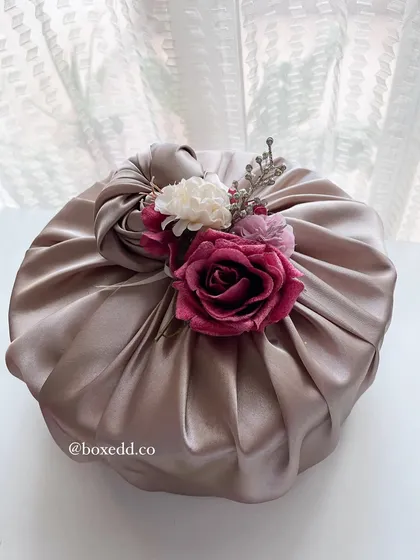 We are obsessed with presentation, and our Furoshiki fabric wrapping is a perfect example. This sustainable and elegant Japanese technique turns any gift into a work of art, finished with delicate floral accents for a memorable unboxing.