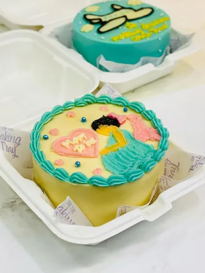 This "Mom to Be" bento cake is such a sweet way to celebrate at a baby shower. The little details make it extra special.