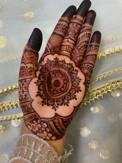 The contrast between the dark stain and the bride's skin is just stunning. This is the colour every bride dreams of.