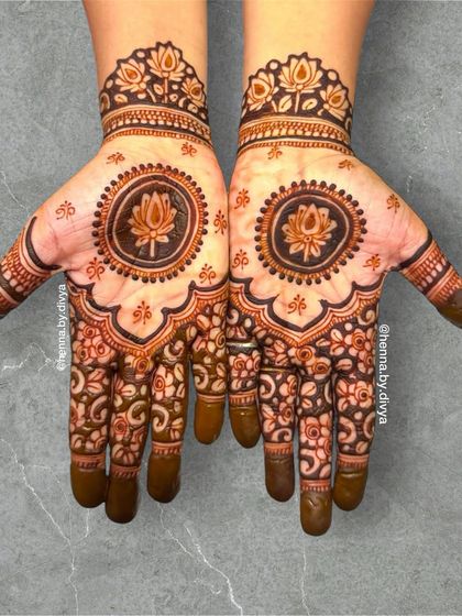 Elegant Back Hand & Minimalist Art photo 26