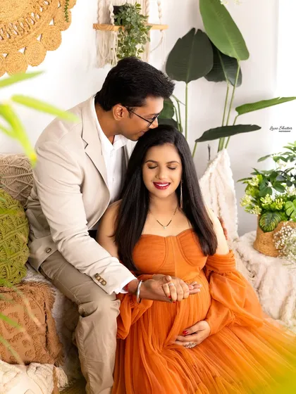 The journey to parenthood is a shared one. I love capturing these quiet, tender moments between couples, like this gentle kiss on the forehead in our cozy, boho-inspired studio setting. It’s these unscripted connections that make for the most cherished memories.