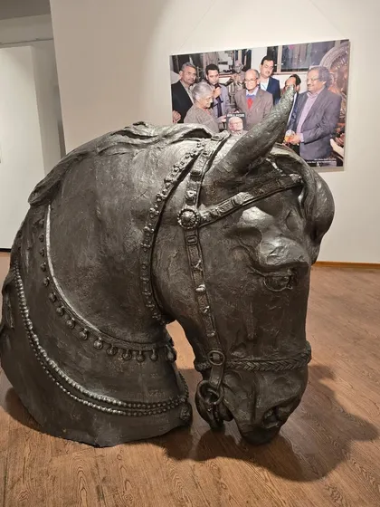 A magnificent horse head sculpture by Ram V. Sutar, viewed by our students at the Lalit Kala Gallery.