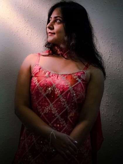 Using a single light source, I created this artistic portrait that highlights the bride's profile and the texture of the wall, giving it a cinematic feel.