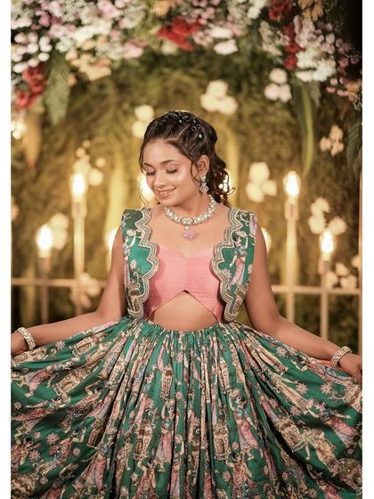 A close up of the Mehendi look. The makeup is fresh and youthful, perfect for a fun filled evening.