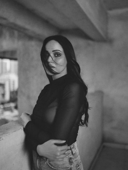 This shot from the same series uses a shallow depth of field and natural hair movement to add a raw, unposed feel.