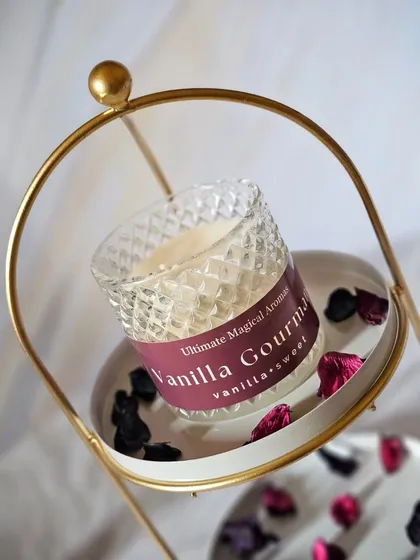 The 'Vanilla Gourmand' Crystal Jar Candle, showcased on a decorative stand. It’s a beautiful way to display this sweet and warm fragrance.