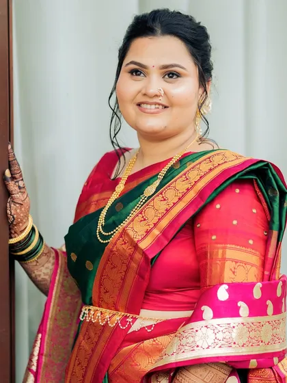 My bubbly bride Prajakta trusted me completely with her wedding look. We chose hues that complimented her beautiful green and pink Paithani, keeping the skin fresh and radiant in the sunlight.
