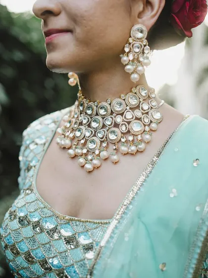 A closer look at bridal perfection. This image highlights the stunning craftsmanship of the oversized polki stones and delicate pearl drops, a set designed to be both grand and gracefully feminine.