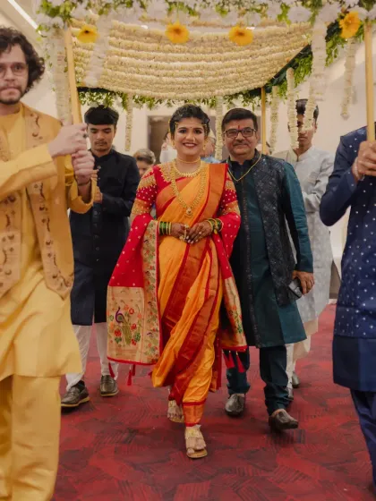 The grand bridal entry, looking every bit the traditional Maharashtrian bride.