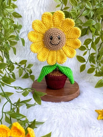 Here’s a little pot of sunshine to brighten up your desk. This smiling sunflower is one of my most cheerful creations and is designed to sit in its own little pot, bringing a bit of everlasting happiness to your workspace.