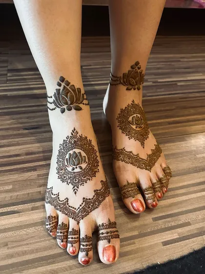 Minimalist yet elegant, this foot design features a central lotus mandala with a matching lotus anklet pattern, perfect for a modern aesthetic.