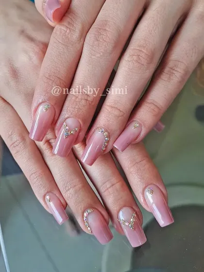 Ombré jewel nails. This elegant set combines a soft ombré with a beautiful arrangement of rhinestones.