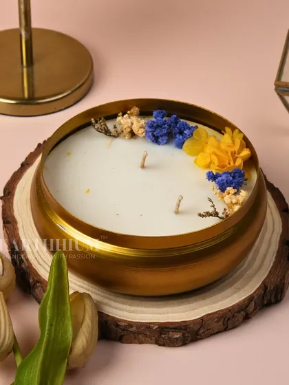 This luxury urli candle is decorated with dried flowers for a delicate, botanical touch.