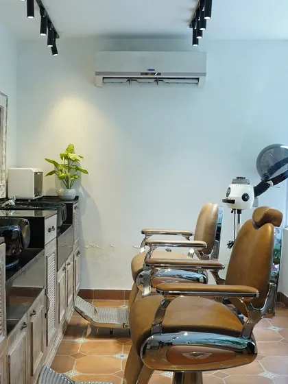 I believe privacy is essential for true relaxation. This is a view of my dedicated men's grooming area at the Chanakyapuri branch, featuring classic barber chairs and a quiet, comfortable atmosphere for you to disconnect.