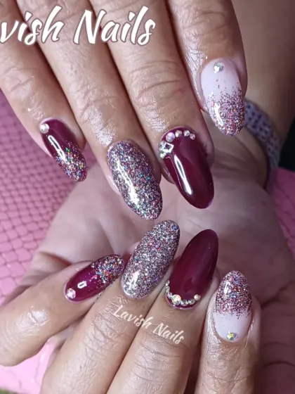 A rich and festive design perfect for sangeet or reception nights. This set combines deep maroon polish with full-coverage holographic glitter and carefully placed rhinestones for maximum sparkle.