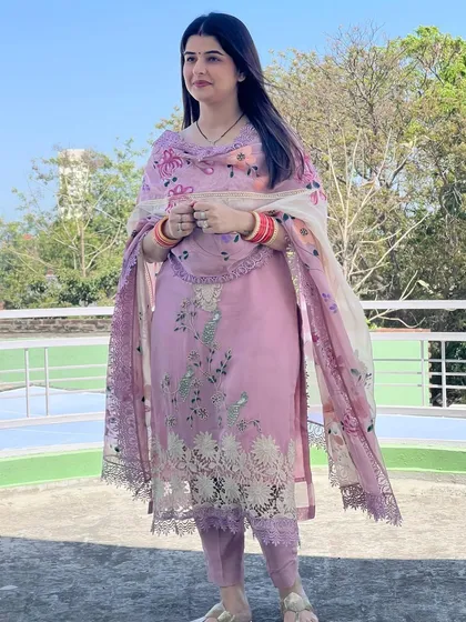 This image showcases a soft and pretty makeup look suitable for any festive occasion. I used a palette of pinks and neutrals to harmonize with her embroidered suit, creating a look that is both traditional and fresh.
