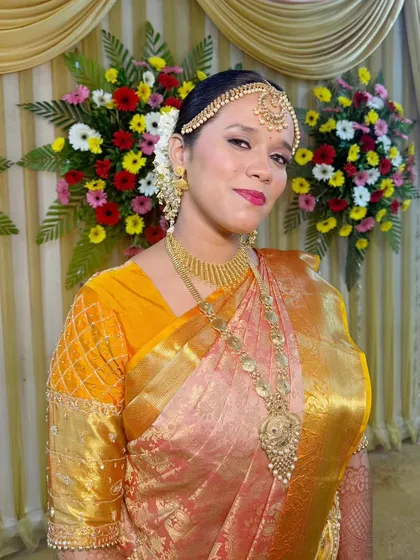 A close-up of her Malayali wedding look, complete with traditional gold jewelry and a perfectly draped Kanjeevaram.