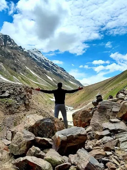 Spreading arms wide to embrace the vastness of the Pin Parvati valley. This is freedom.