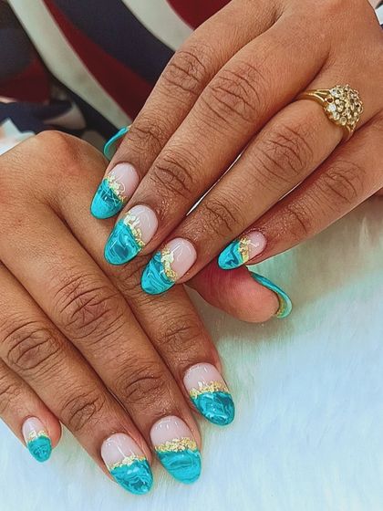 From the beach to the pool, these nails are keeping me on vacation mode. This set features a beautiful turquoise marble design with gold foil accents on the tips.