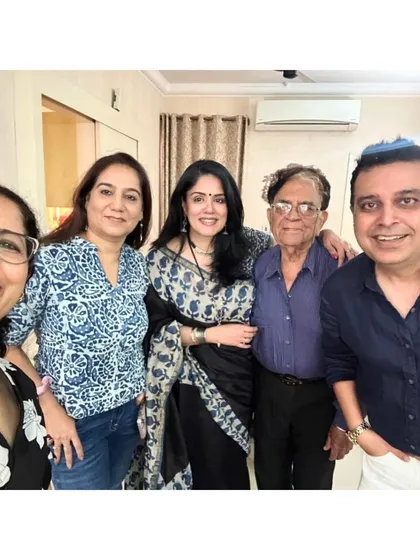 A happy group selfie with family. My saree was comfortable enough to enjoy an afternoon of food, conversation, and laughter.