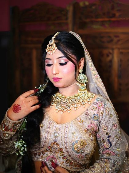 A close-up on the beautiful, soft bridal makeup that complements the pastel outfit.