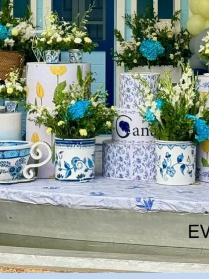 The dessert table features custom-printed stands and a teacup prop, all in the classic Delft Blue style.