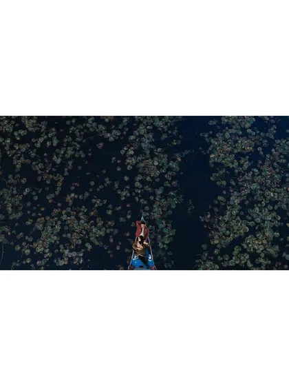 An award-winning aerial photograph that turns a simple moment into a piece of art. This drone shot captures a couple in a boat, creating a stunning visual narrative from a unique perspective.
