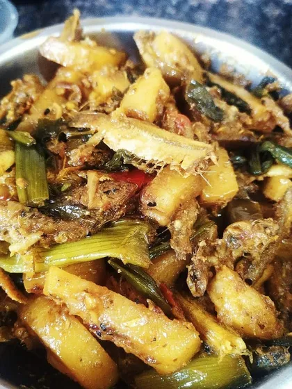 Mourola maachher chocchori, a dish of tiny, crispy anchovies cooked with mixed vegetables. This recipe reminds me of my dear aunt Rangamoni, who could make magic with the simplest of ingredients.