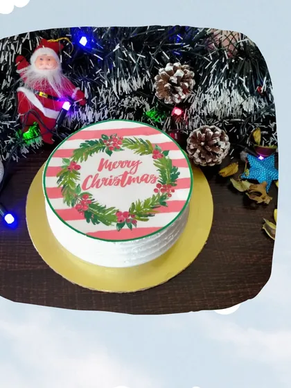 This simple yet elegant Christmas cake features a printed edible sheet with a "Merry Christmas" wreath design. It's a wonderful option for a clean, modern holiday celebration.