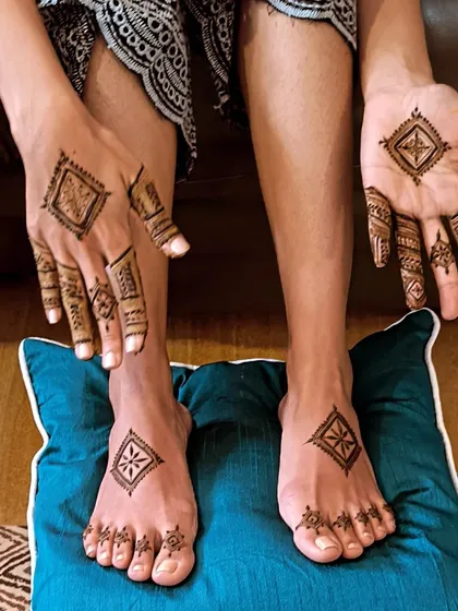 Mehendi can be modern and minimal too. This simple yet elegant geometric design for the hands and feet is perfect for clients who want a sophisticated and contemporary look.