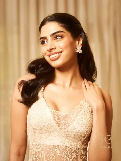 Like delicate petals, my floral diamond earrings capture the beauty of nature. Khushi Kapoor perfectly embodies this spirit of fresh, youthful elegance.
