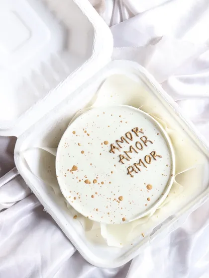A minimalist bento cake with "Amor Amor Amor" and gold splatter. It's simple, chic, and full of love.