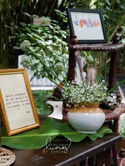 A close-up of the personalized corner, with a framed quote and a small painting, reflecting the couple's artistic tastes.