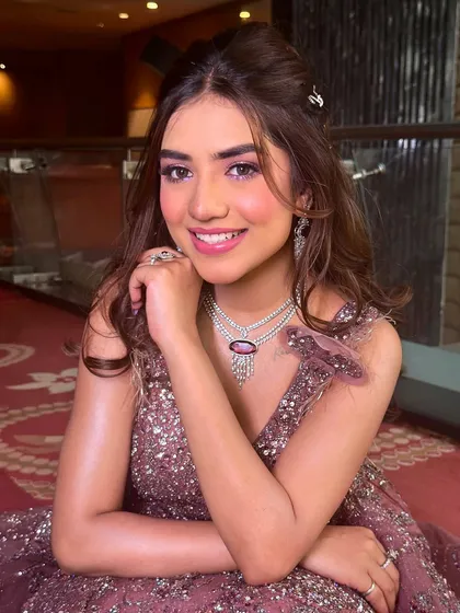 A close-up of this dreamy mauve sangeet look. The makeup is fresh and youthful, with a lit-from-within glow that makes her look cute, calm, and confident for her big day.