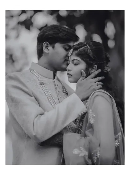 A beautiful black and white version of the previous portrait, adding a timeless and classic feel to this romantic moment.
