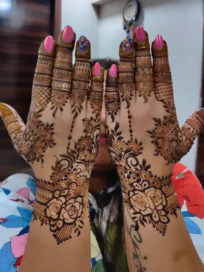 A fancy floral design for the back of the hand. This piece features beautiful rose motifs connected by delicate beaded chains, like a piece of jewellery.