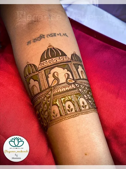 A close-up of a bridal startup design featuring a majestic palace and two peacocks. This is where the story of the full mehendi begins.