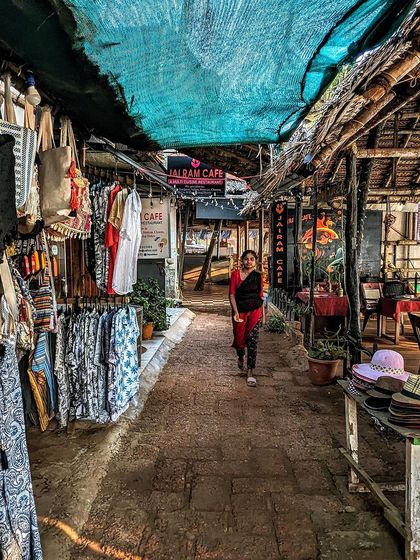 The vibrant market stalls along the Varkala cliff, perfect for souvenir shopping with an ocean view.