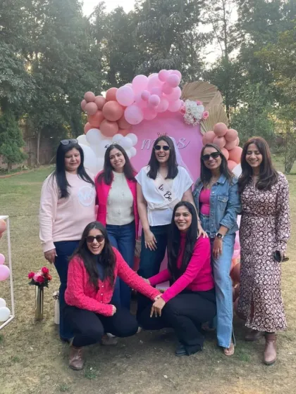 The whole group celebrating the bride-to-be at her outdoor party. The balloon decor creates a perfect photo zone for all the guests.