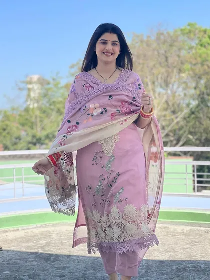 A happy and radiant look for a sunny day. The makeup is light and breathable, with a focus on glowing skin and a bright smile. This is the kind of versatile look I create for clients attending daytime family functions or festivals.