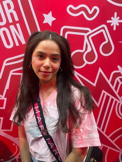 A full view of the client's cute and coordinated look. The glitter art was the perfect finishing touch.