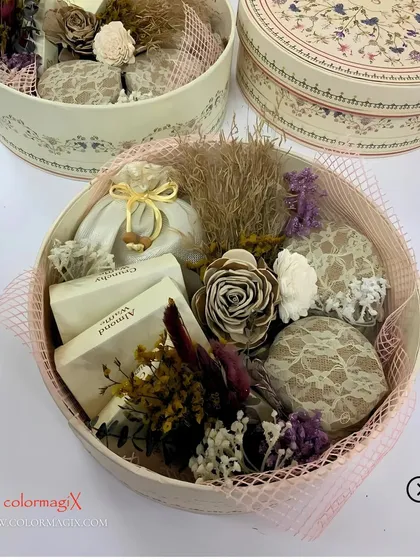 Our round floral boxes are a popular choice for wedding giveaways. This hamper is filled with almond waffles, decorative jars, and beautiful dried flower arrangements for an elegant touch.