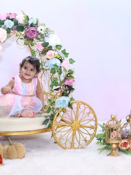 A wider view of the magnificent floral carriage. This set includes extra props like pumpkins and birdcages to create a complete and immersive fairy-tale scene.