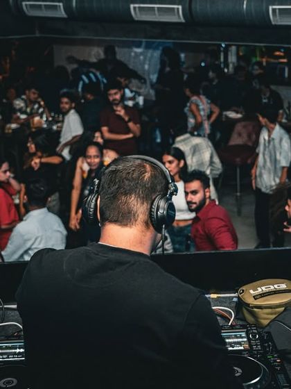 Looking out over the crowd at Flo Churchstreet, reading the room and planning the next few tracks.