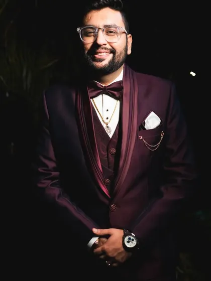 This wine-colored five-piece suit is built for making a statement. The design includes a matching waistcoat and a distinct shawl lapel, all crafted for a sharp, bespoke fit.